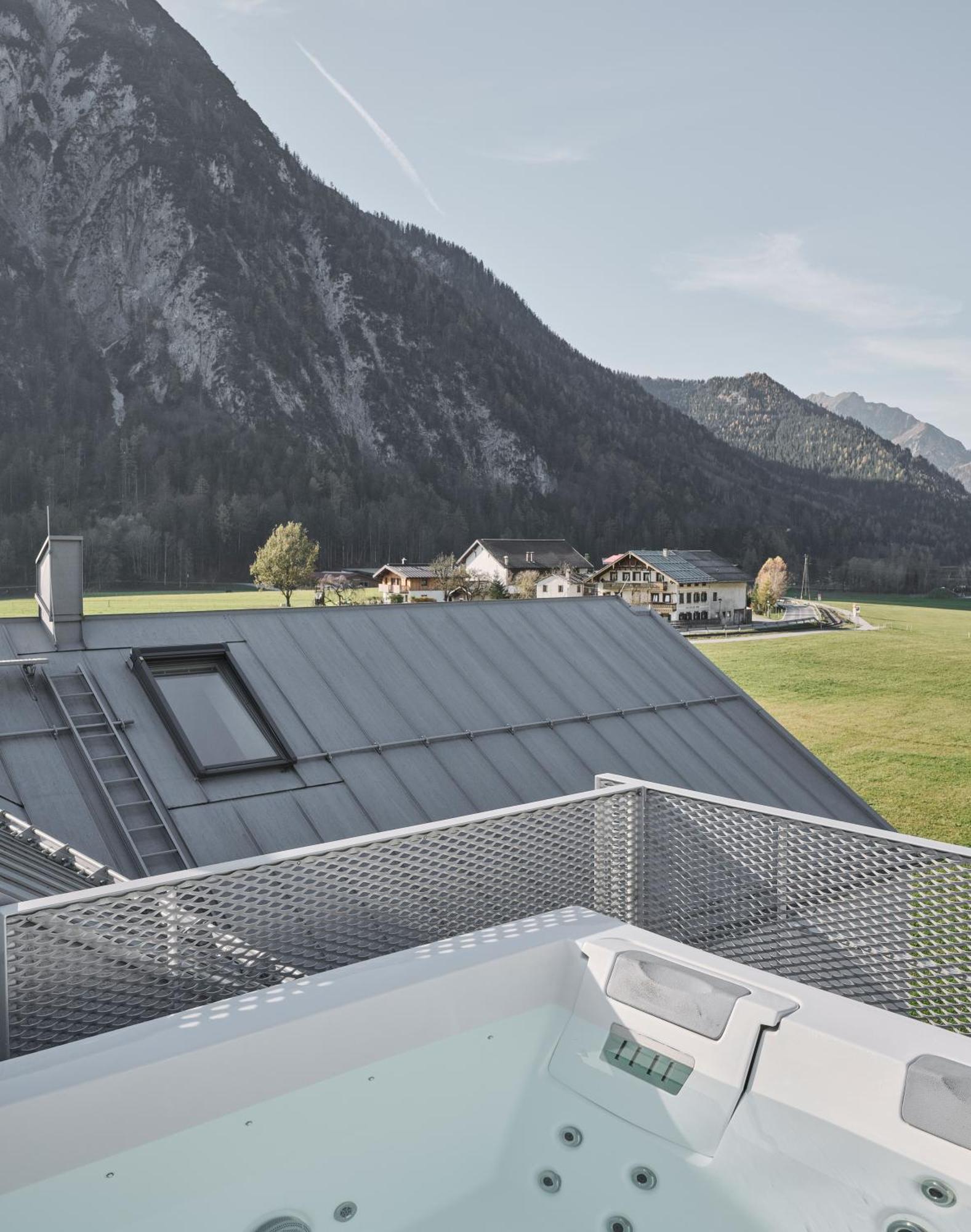 Urban Alpine Penthouse With Lake View Maurach  Exterior foto